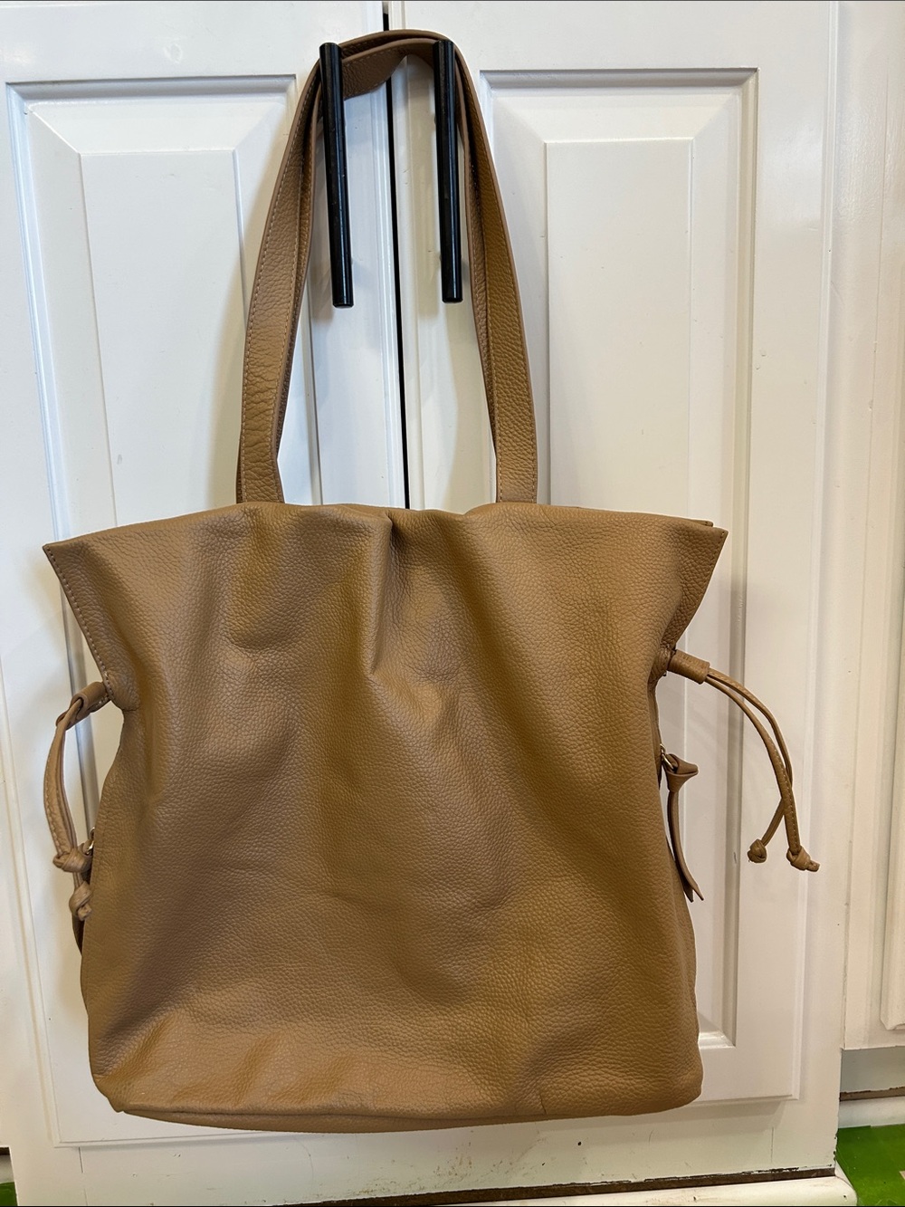 Le Monde
Tote Le Monde Roma Cinch
Cognac Camel Tan Leather Tote
Shoulder Bag
